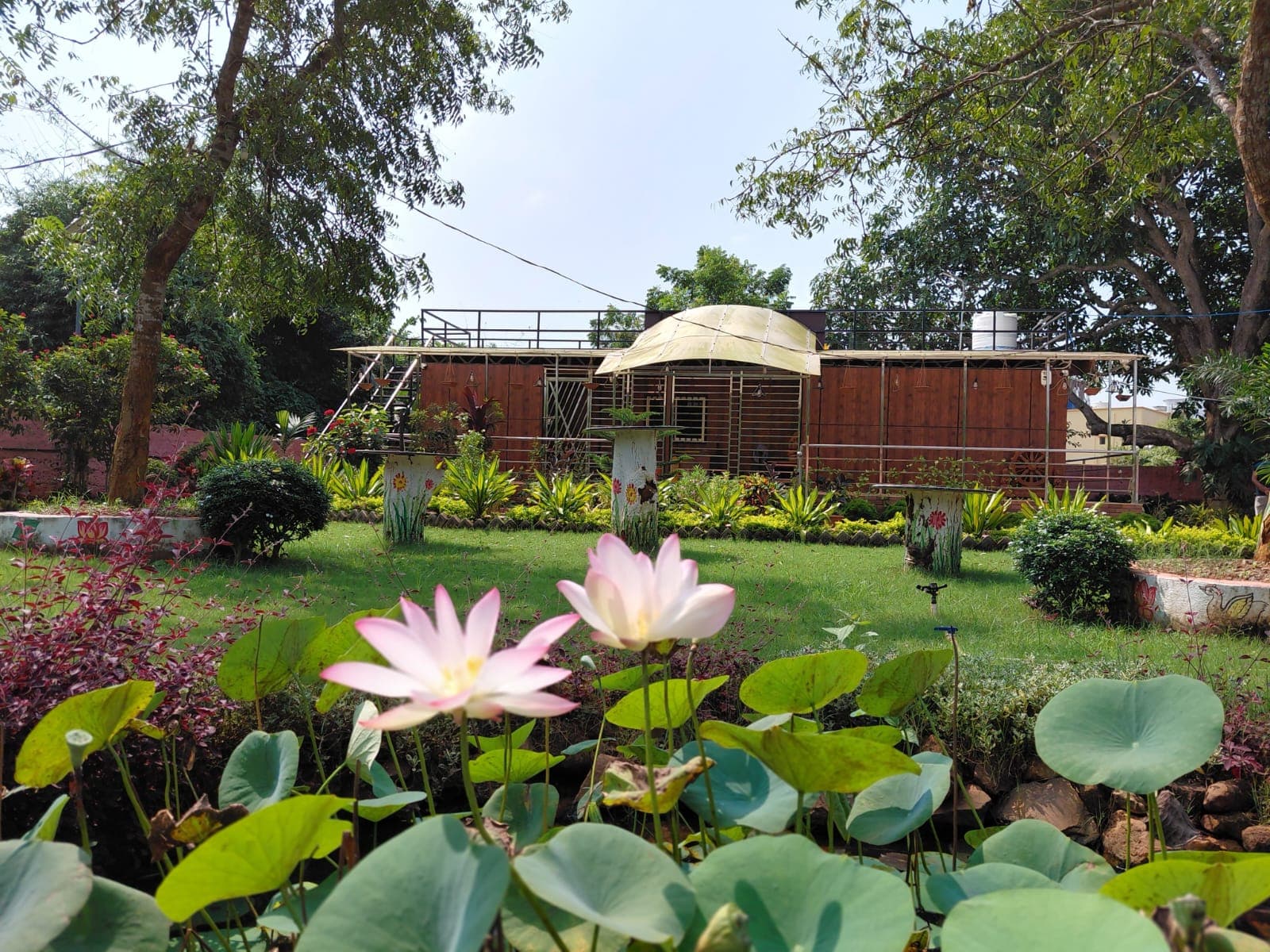 Amaghara: 1 BHK with a very spacious garden