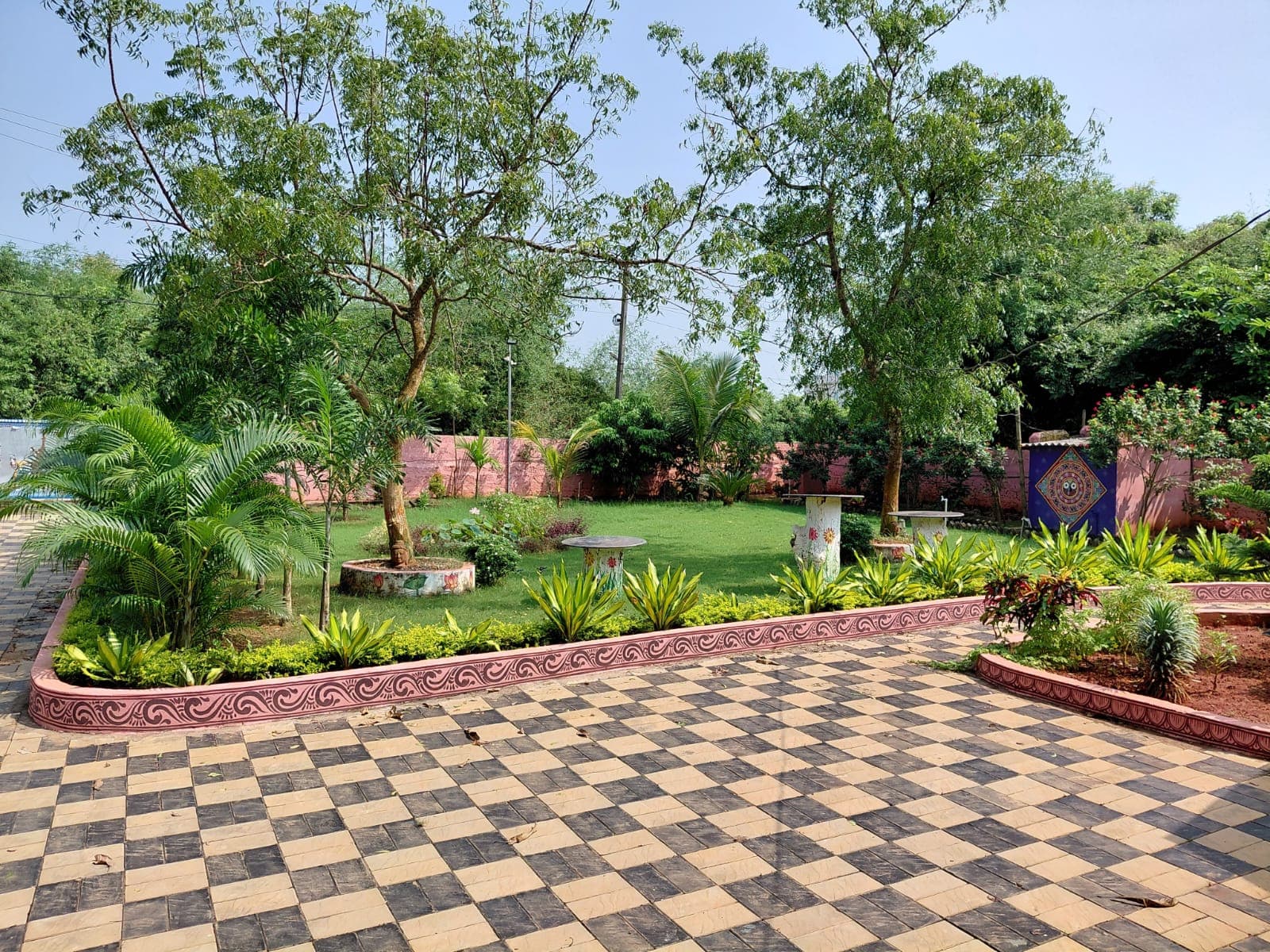 Amaghara: 1 BHK with a very spacious garden